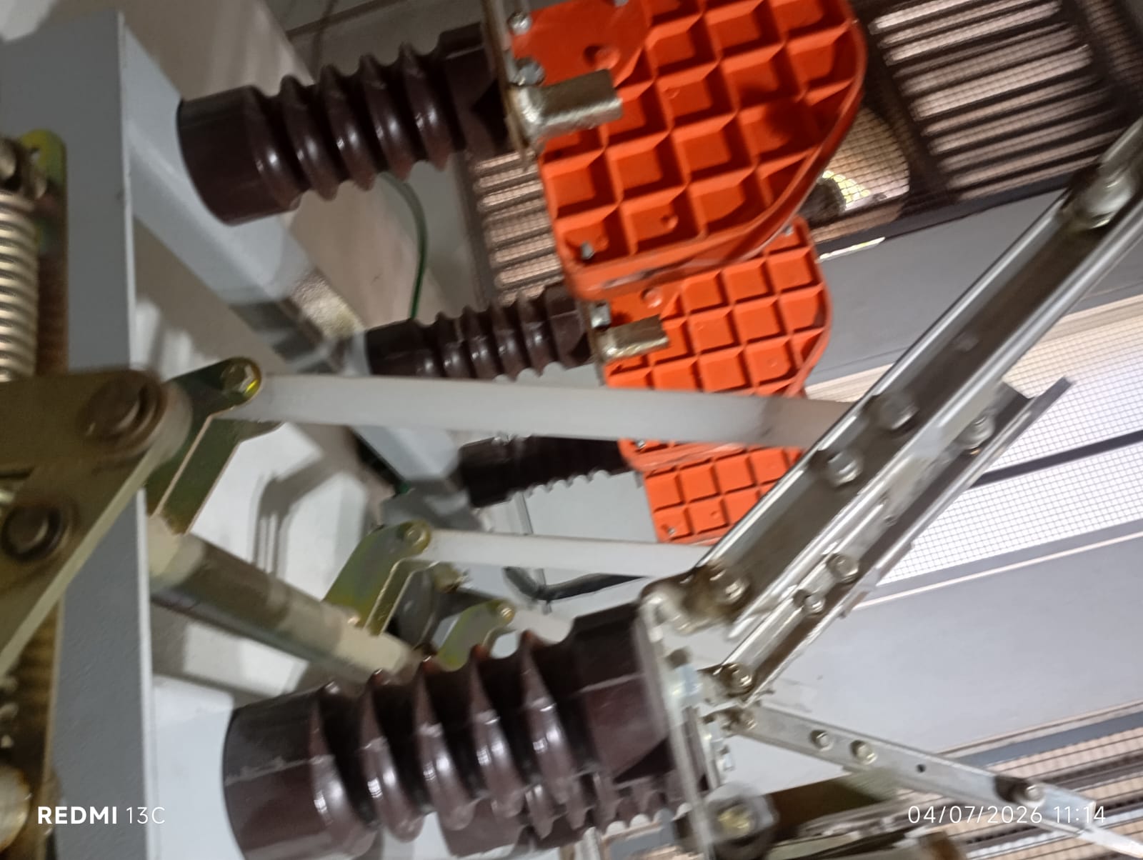 Painel elétrico com isoladores cerâmicos e barramentos de cobre